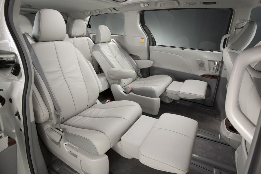  Toyota Sienna SE 2010 года  (фото 19 из 50)